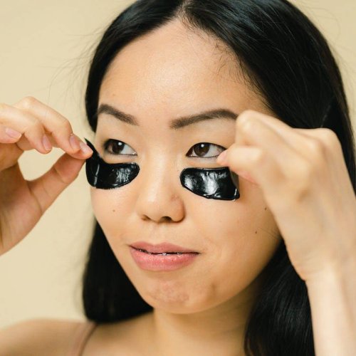 Jak działają płatki liftingujące pod oczy?