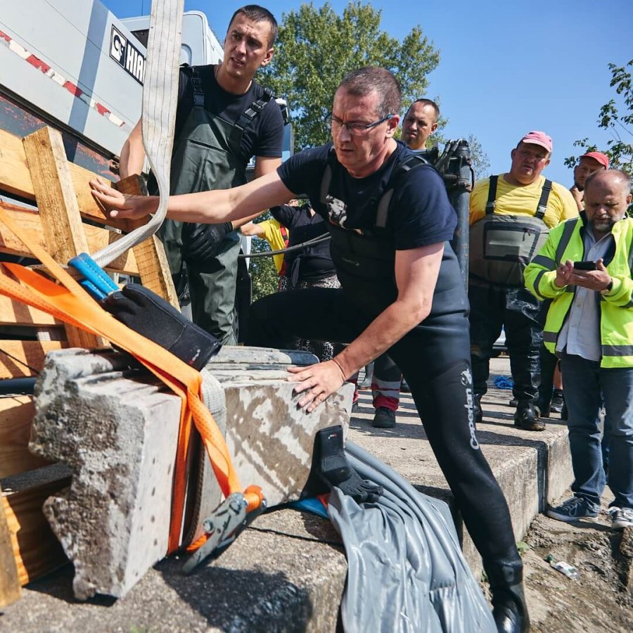 Z Wisły wydobyto fragmenty królewskiej rezydencji