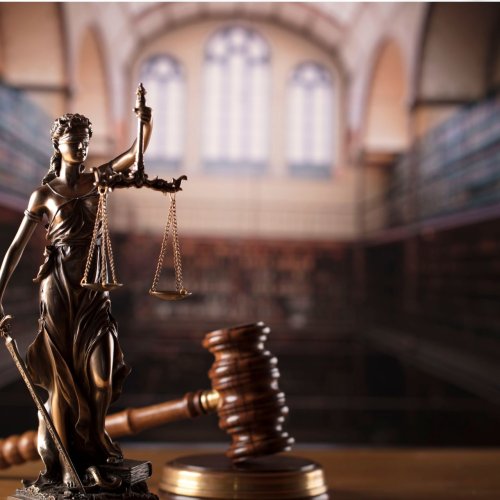 Adwokat czy notariusz? Jak wybrać odpowiednią pomoc prawną w Warszawie?