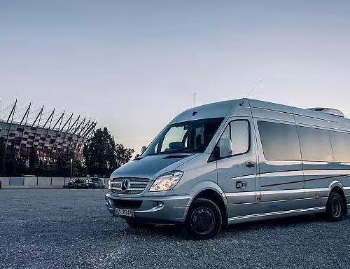 Wynajem busa z kierowcą – komfortowe podróże w Warszawie i całej Polsce