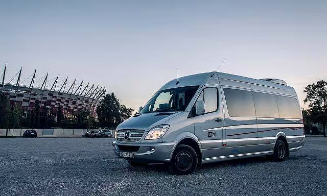 Wynajem busa z kierowcą – komfortowe podróże w Warszawie i całej Polsce