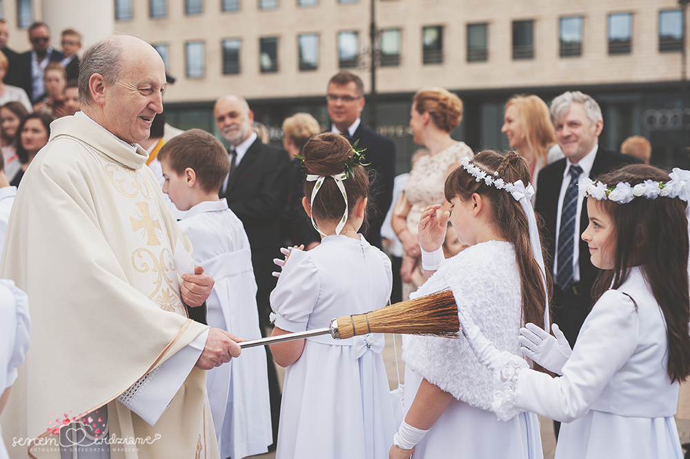 Jak uwiecznić Pierwszą Komunię Świętą w Warszawie – poradnik dla rodziców
