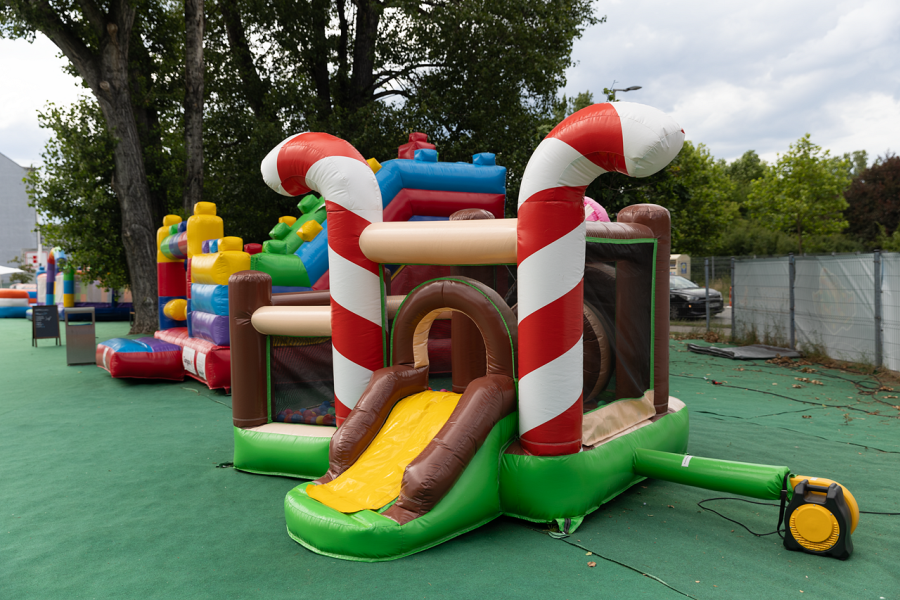 Dlaczego dmuchane zamki dla dzieci stały się standardem na eventach i piknikach pracowniczych?