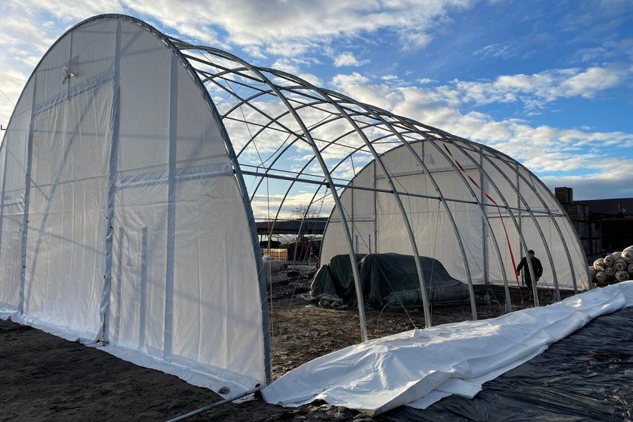 Dlaczego bezpośrednia współpraca z producentem hal namiotowych obniża koszty inwestycji?