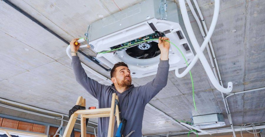 Montaż klimatyzacji w Warszawie – jak przebiega instalacja i na co zwrócić uwagę?