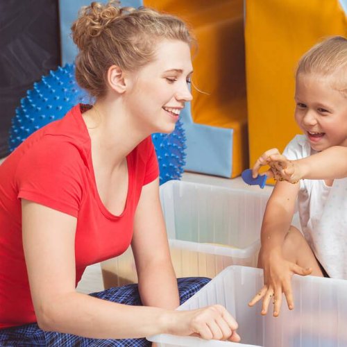 Nadwrażliwość na dotyk u dziecka – jak rozpoznać sygnały, których nie warto bagatelizować