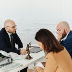 Kiedy problemy finansowe wymagają pomocy prawnika? Najczęstsze sytuacje, w których warto działać szybciej