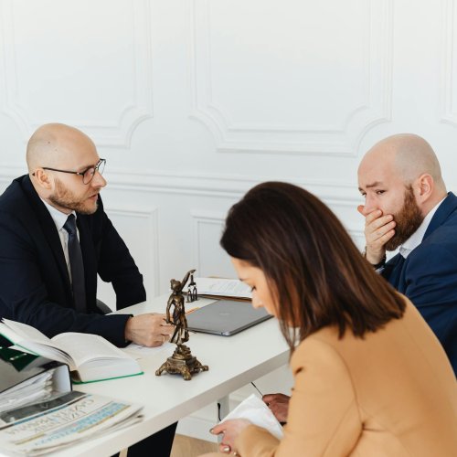 Kiedy problemy finansowe wymagają pomocy prawnika? Najczęstsze sytuacje, w których warto działać szybciej